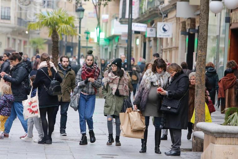 Personas paseando por la calle Toro en la mañana de este miércoles.