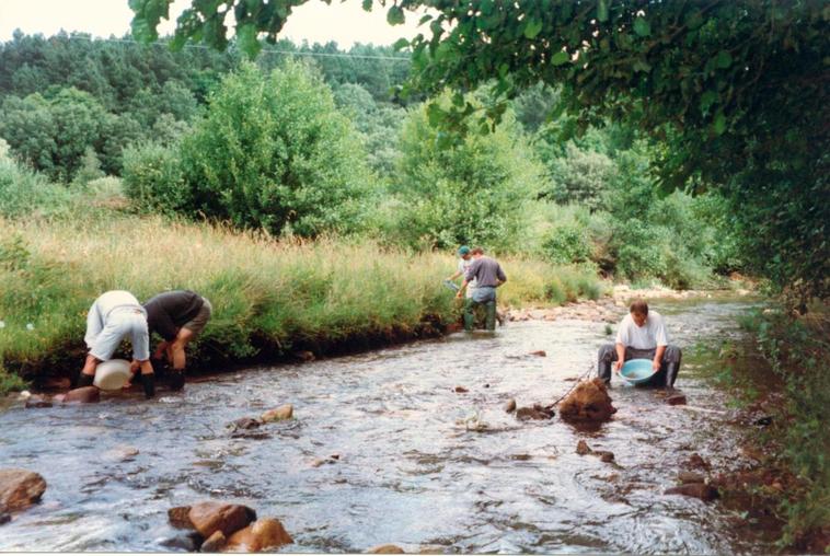 Bateo de oro en las aguas del río Águeda a su paso por Navasfrías a finales del pasado siglo.