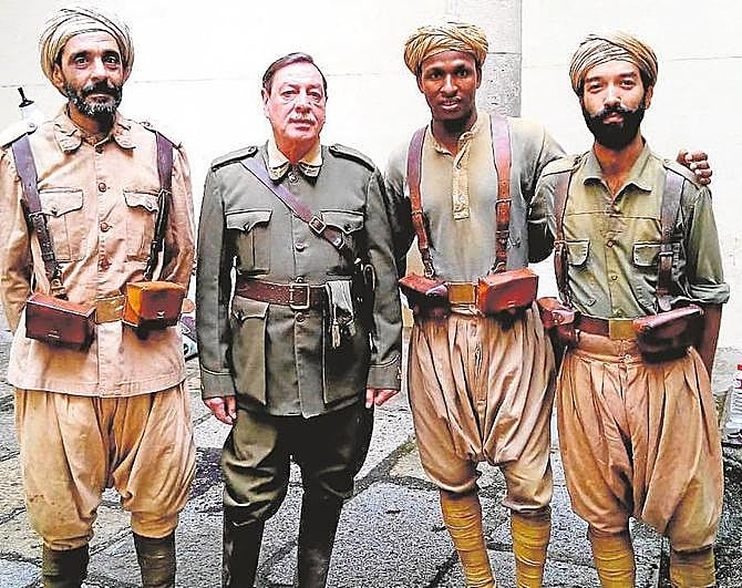 Antonio Martín, en el centro caracterizado como general de la Legión.