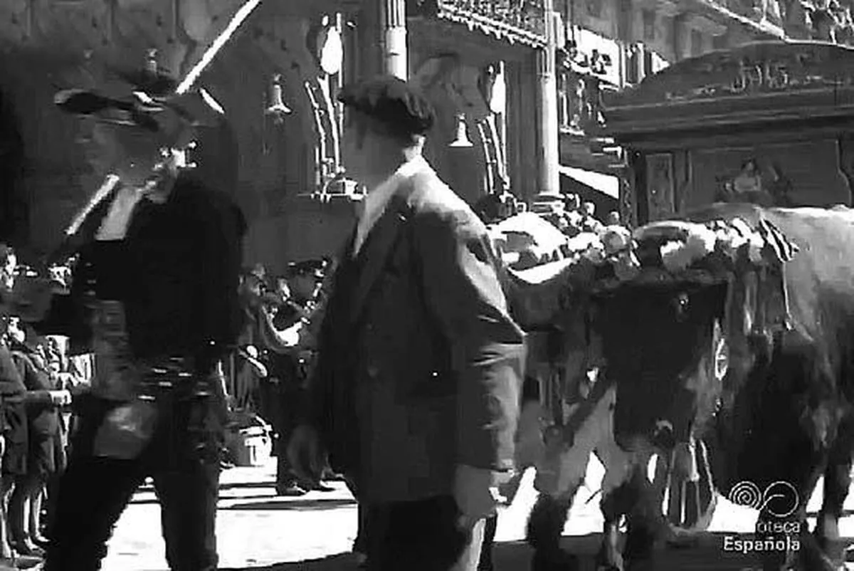 En 1946 con el rótulo de ‘Salamanca’ se muestra imágenes de un desfile de carros pintados y engalanados por la Plaza Mayor llena de gente acompañados de grupos folclóricos.