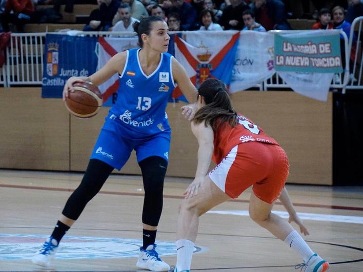 Vilaró con el balón en una jugada del encuentro ante el Bembibre.