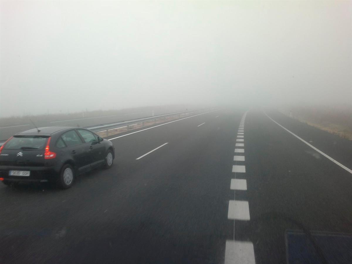 La niebla dificulta la visibilidad en las carreteras.