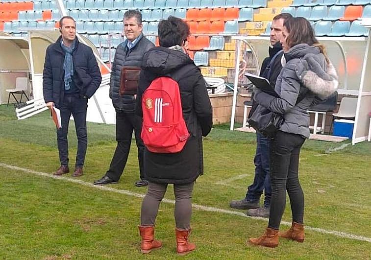 Representantes de la RFEF este viernes en el estadio Helmántico.