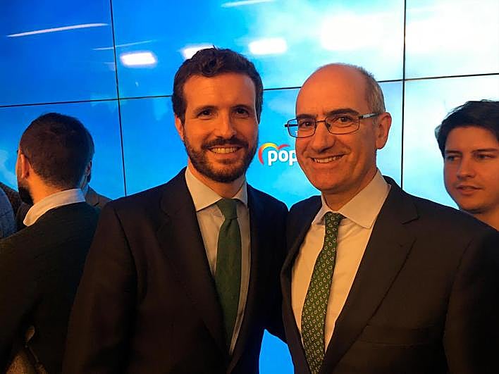 Pablo Casado junto a Javier Iglesias.