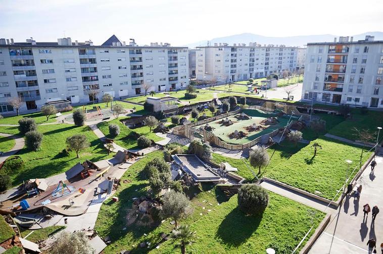 Se hunde un parque infantil sobre el aparcamiento de una urbanización en Santander