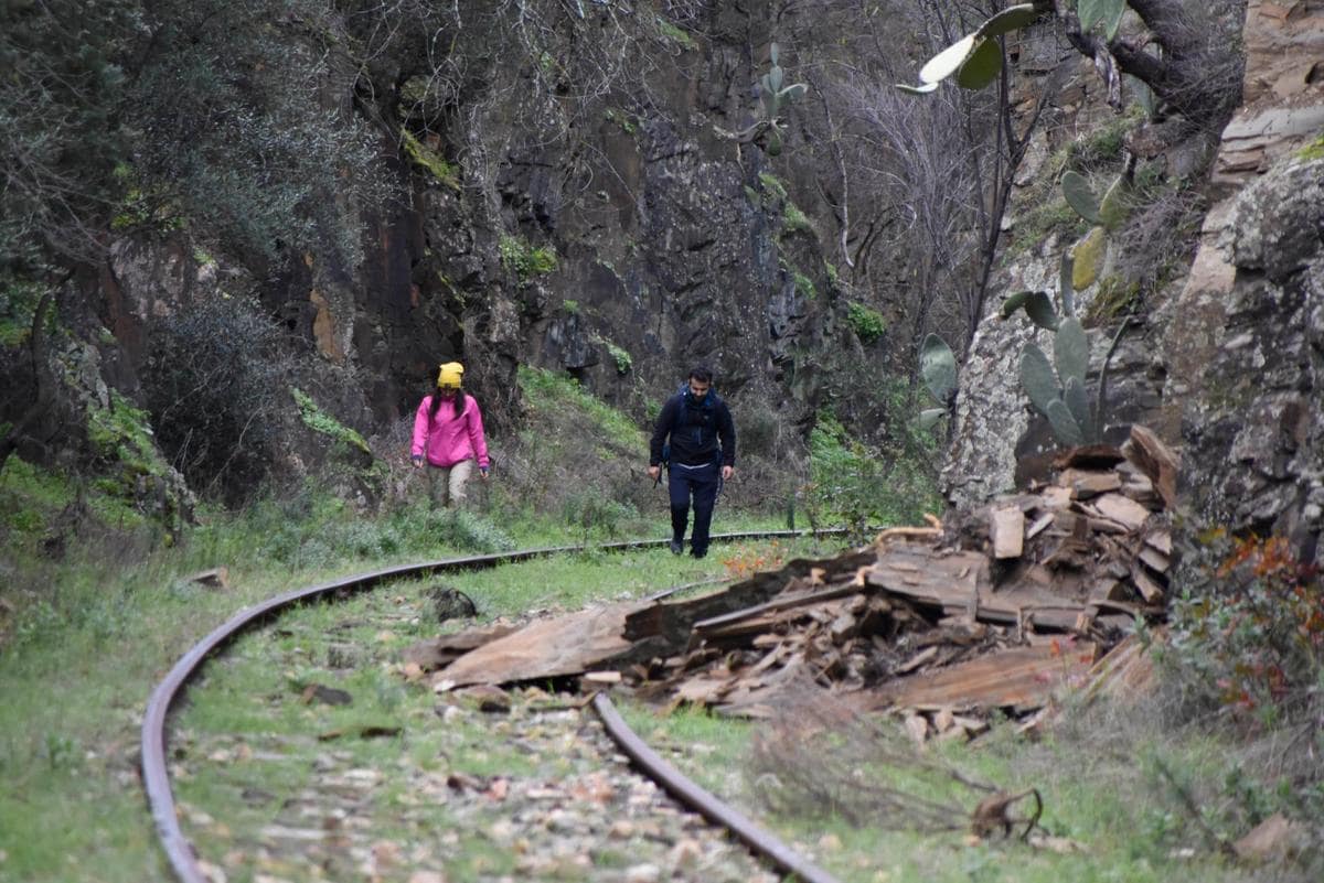 Dos turistas pasean por el aun cerrado “Camino de Hierro” que sufrió desprendimientos durante los temporales del pasado mes de diciembre.