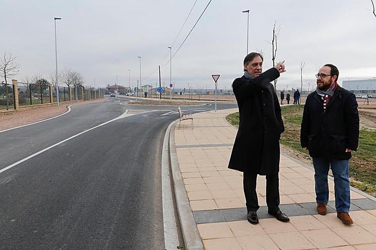 Carlos García Carbayo y Daniel Llanos en la nueva zona urbanizada.