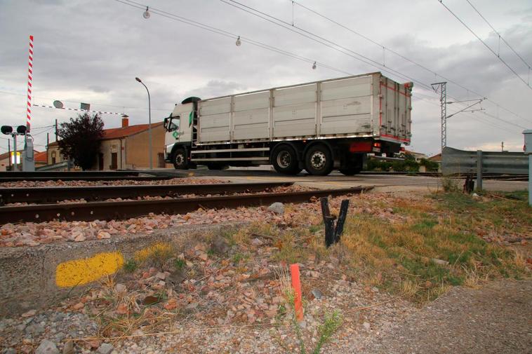 El paso a nivel con barreras en la entrada principal a Gomecello luce las primeras marcas para la obra.