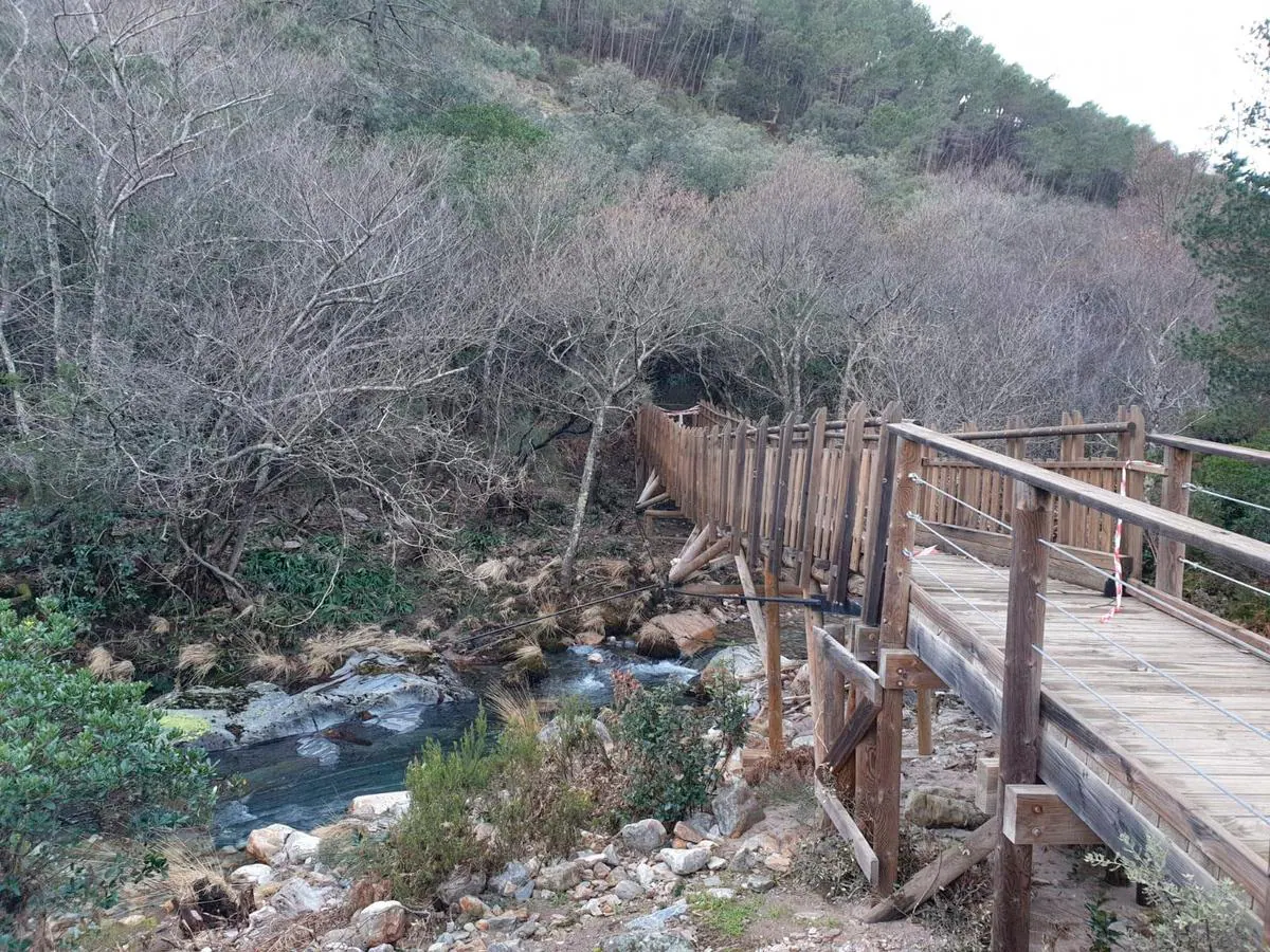 El puente de la senda accesible de Las Batuecas cerrado al paso.