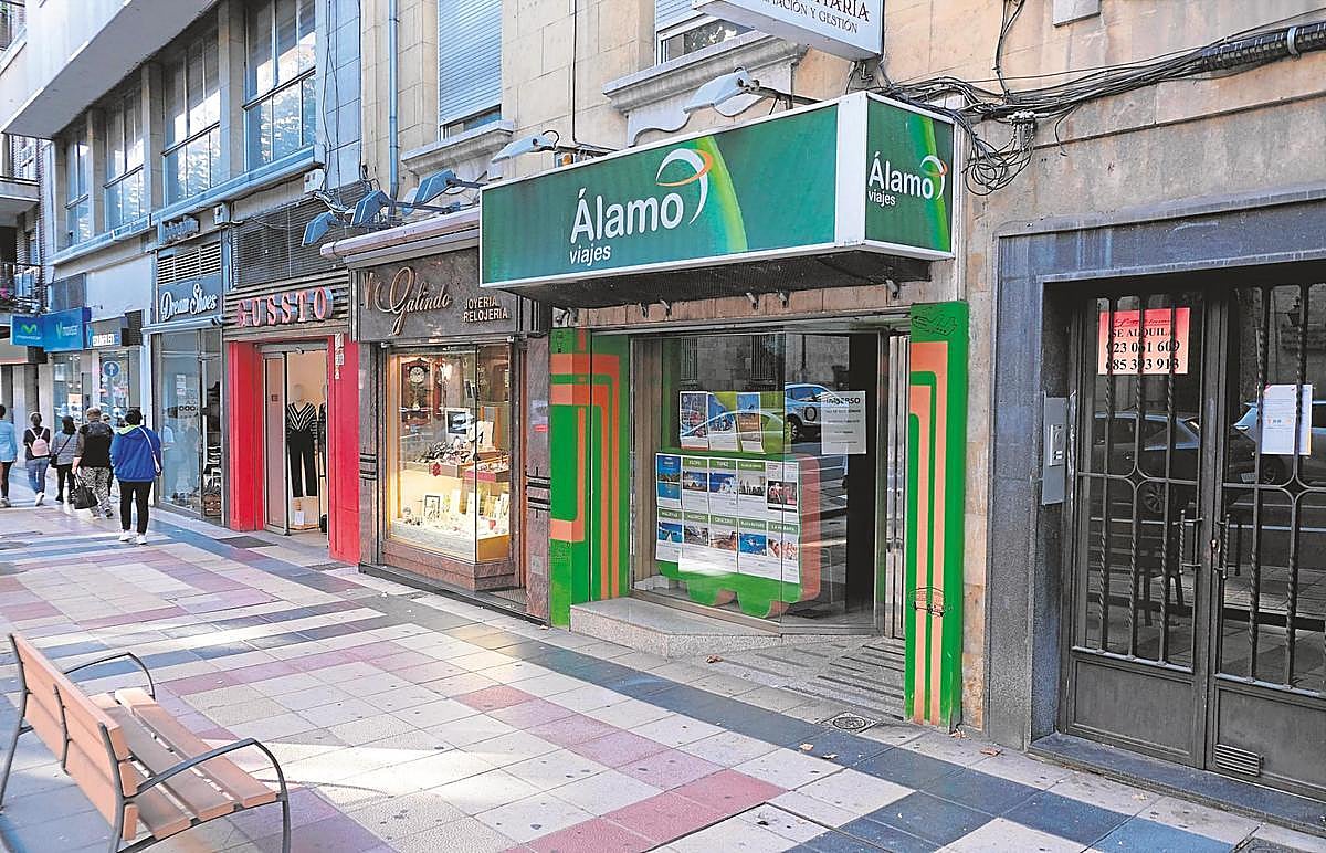 Exterior de una de las oficinas de Viajes Álamo en la calle María Auxiliadora.