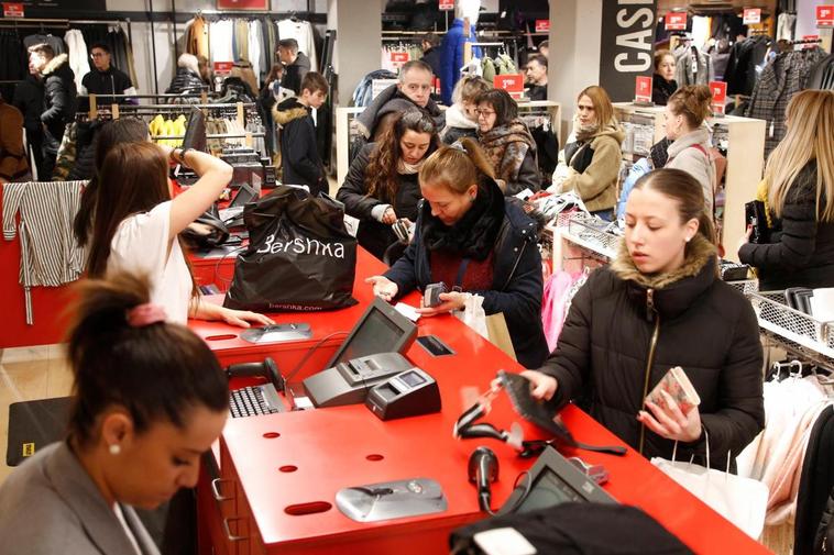 Público en la línea de cajas de un establecimiento de la ciudad el primer día de rebajas.