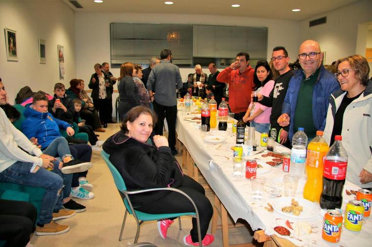 Los residentes de la localidad durante la merienda de las fiestas en el salón municipal.