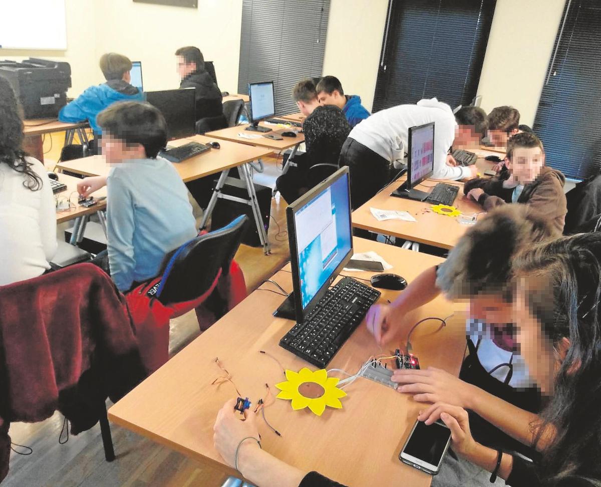 Alumnos poniendo en práctica sus conocimientos de informática.