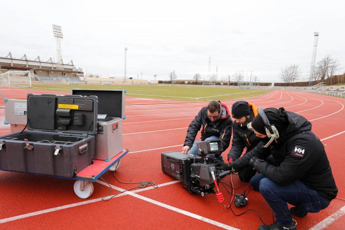 Personal de producción de la retransmisión montando una de las cámaras.