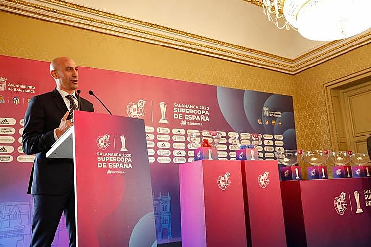 Luis Rubiales en la presnetación de la Supercopa en el Ayuntamiento.