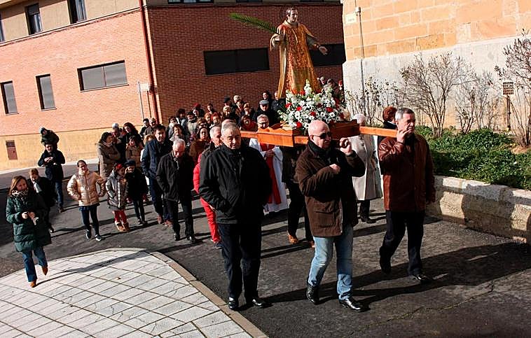 Gran afluencia de vecinos durante la procesión por las calles de la localidad para arropar a su patrón.