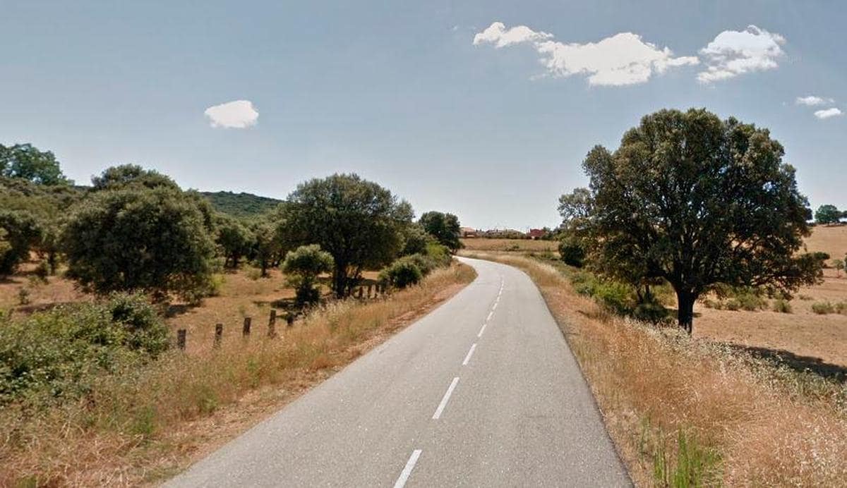 Un tramo de la carretera que une Membribe de la Sierra y Las Veguillas.