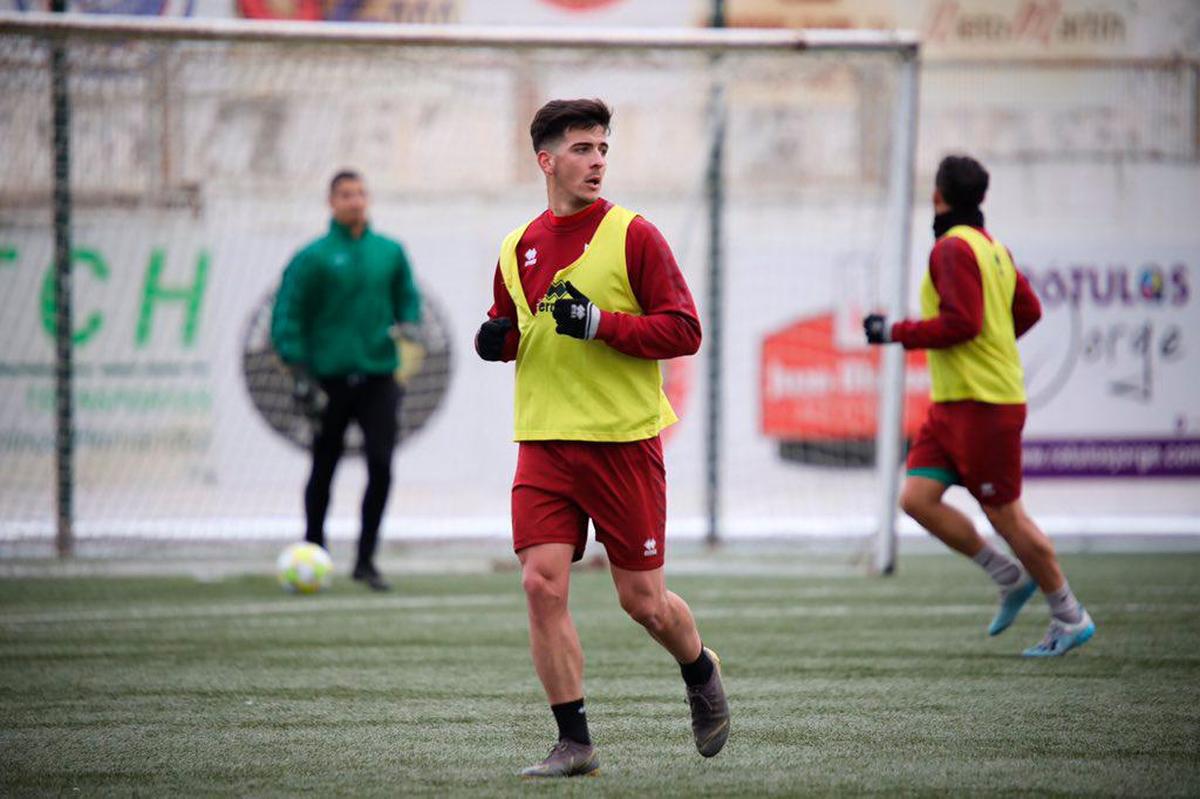 Riki Mangana, última incorporación del CD Guijuelo, durante el entrenamiento de ayer en el Municipal.