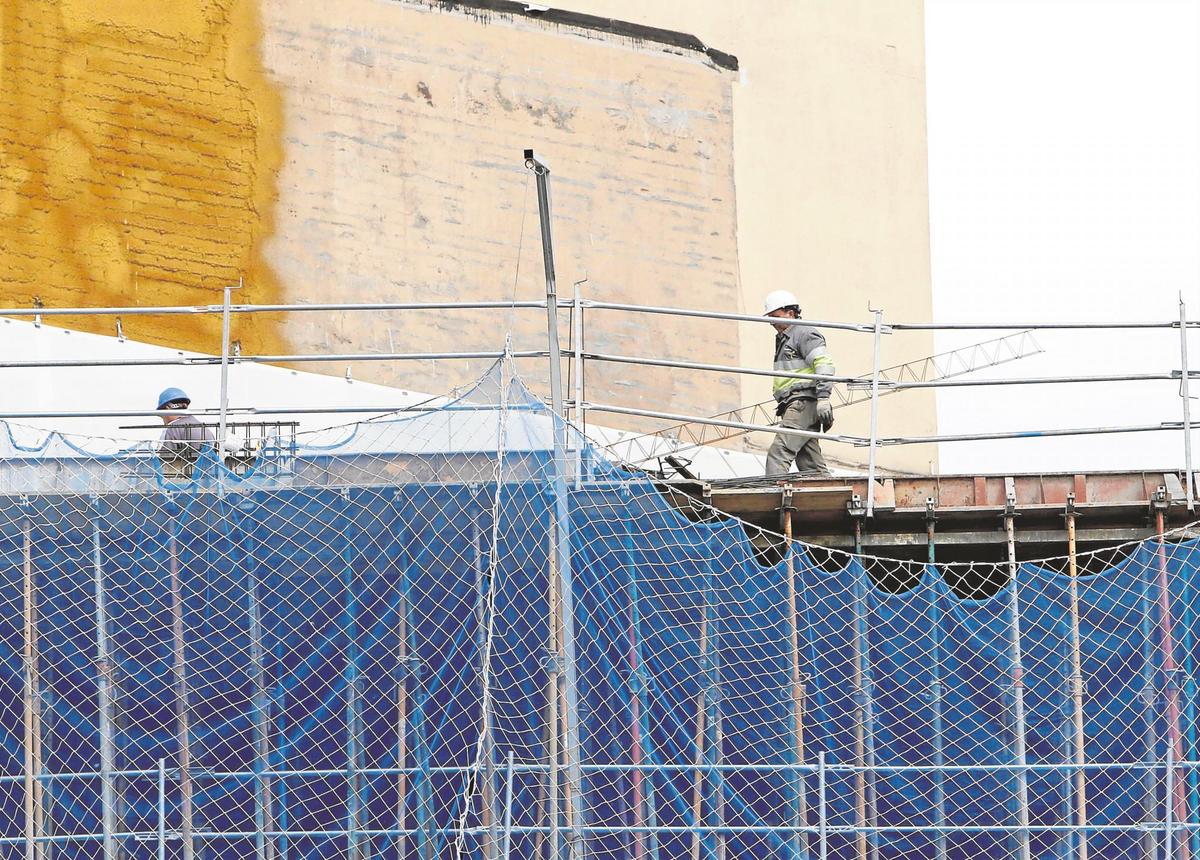 Dos trabajadores de la construcción en una obra en Salamanca.