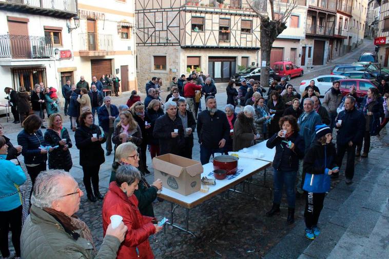 Vecinos y visitantes se congregaron en la Plaza.