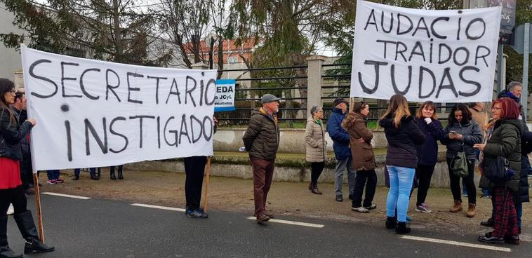 Protesta de lso vecinos en el exterior.