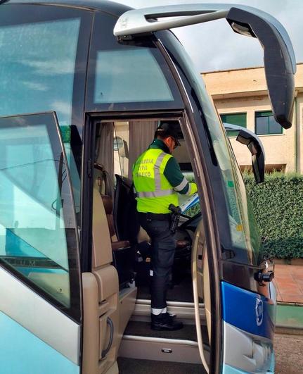 La Guardia Civil realiza un control en un autobús.