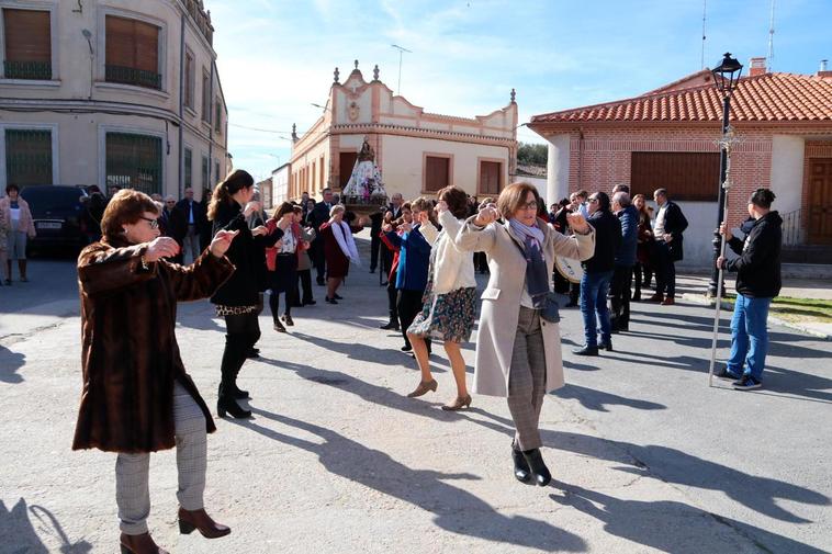 Los vecinos de la localidad danzan al ritmo de la dulzaina.