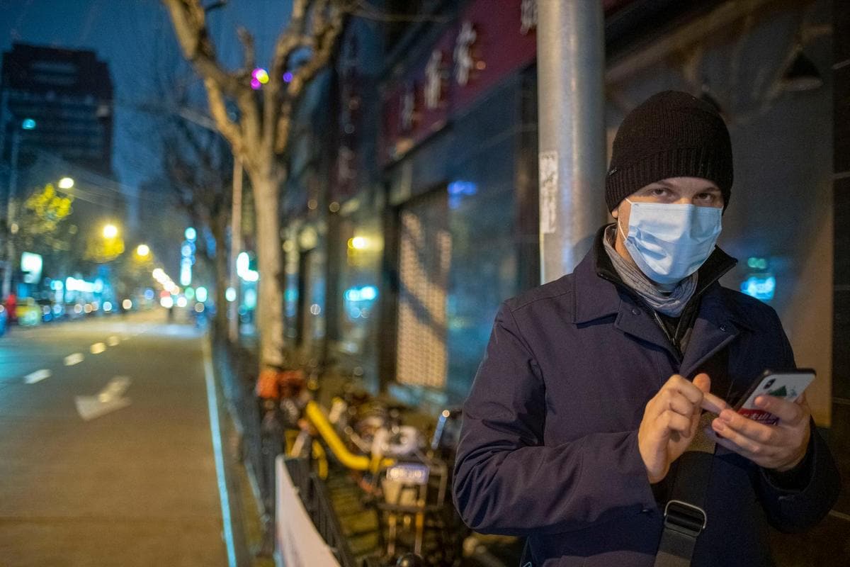 Un himbre se protege con una mascarilla en Shanghai.