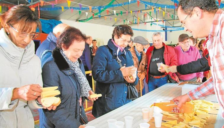 Los propietarios vellesinos de las “chitas” recogiendo su queso en el convite celebrado en el multiusos.