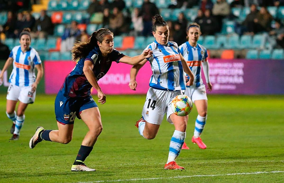 Baños (izd.), la goleadora de la Real lucha un balón con la  jugadora del Levante, Eva Navarro. | Fotos: MORGAN