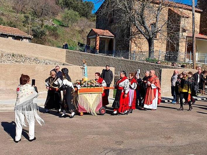 Las mujeres sacan a Santa Águeda en procesión.