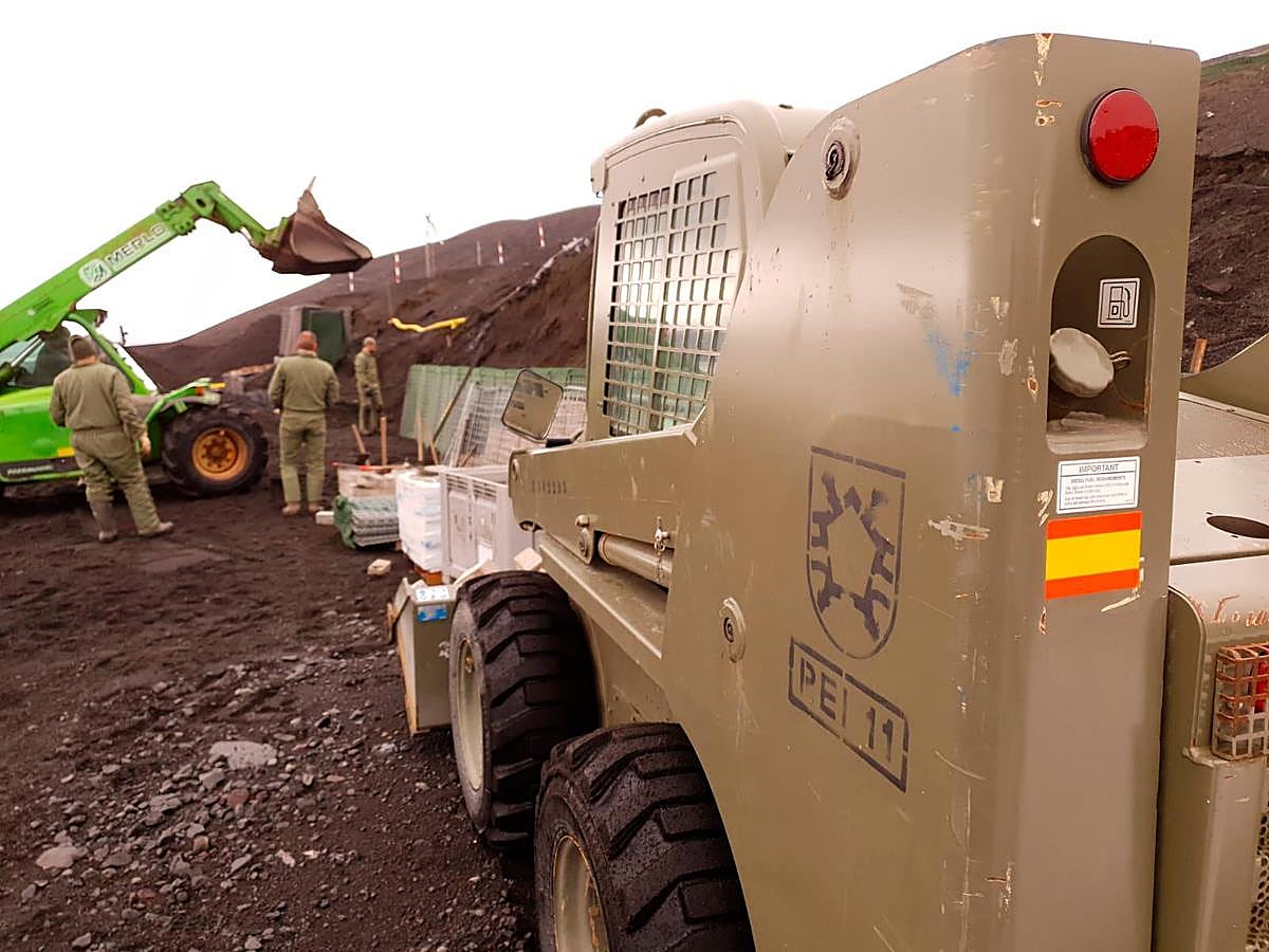 Los ingenieros, durante la construcción del muro en la base antártica.