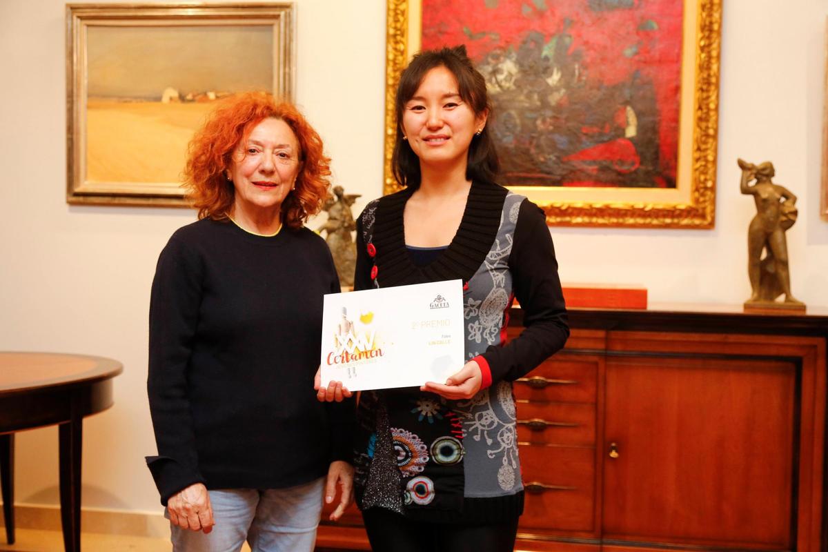 Adora Calvo entregó el segundo premio del concurso de dibujo a Lin Calle.