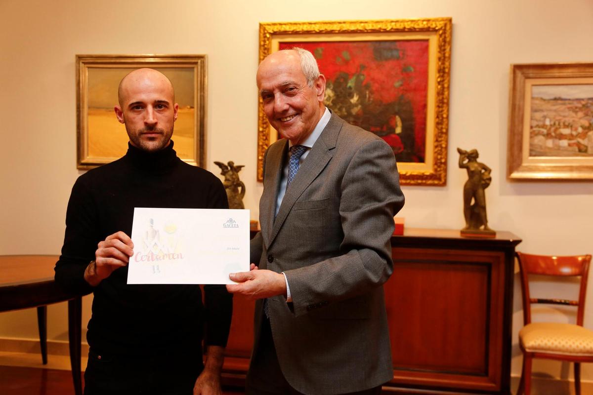 Diego Vallejo, primer premio del Certamen “Jóvenes Pintores”, y Pedro Díaz.