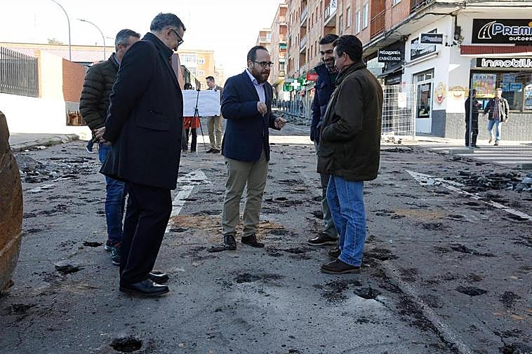 Daniel Llanos en su visita a las obras de la calle La Alberca.