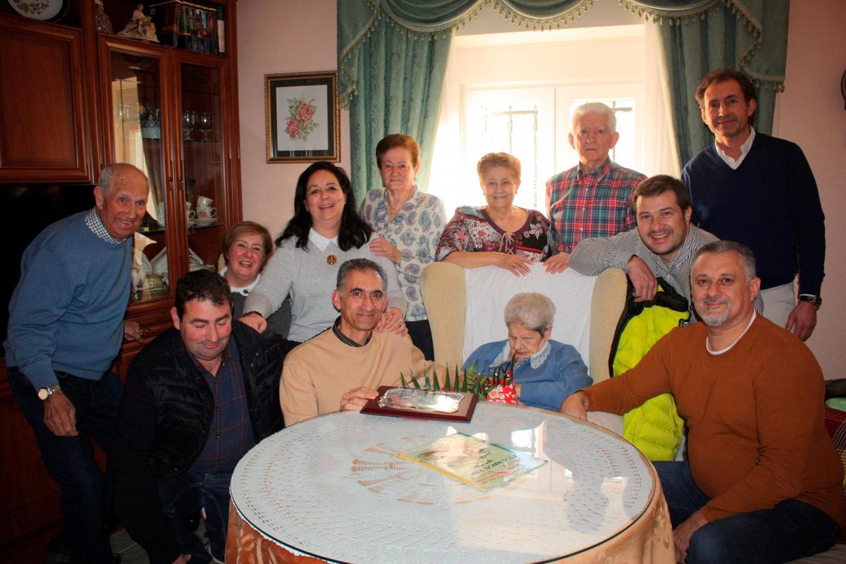 Rosa con su familia y los miembros de la Corporación que quisieron rendirle un homenaje.