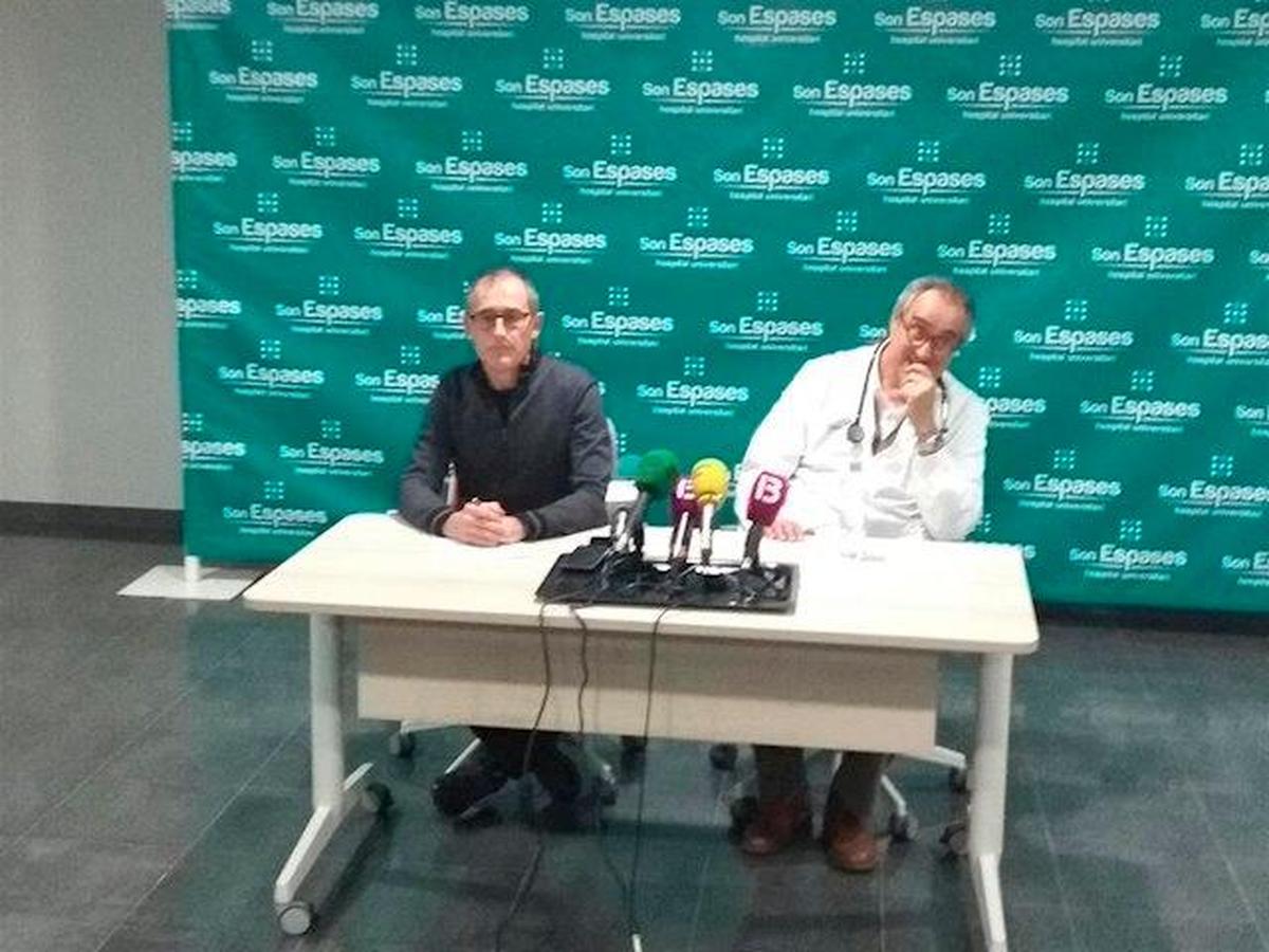 Los doctores Sión Riera y Javier Arranz en el hospital de Sos Espases.