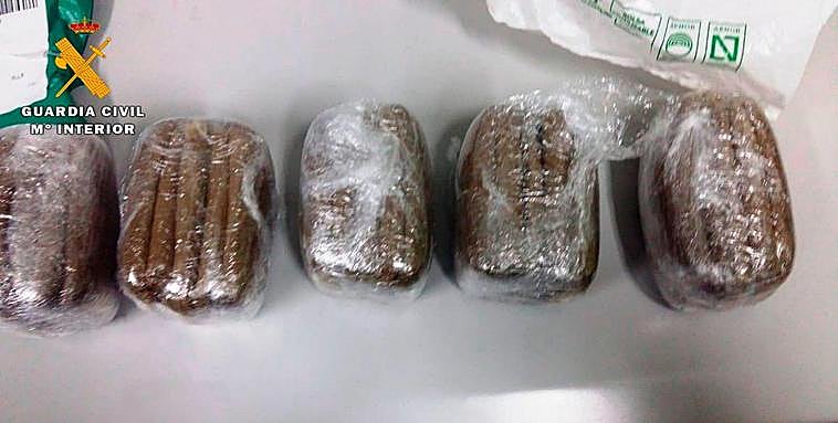 Mercancía incautada en el peaje de Adanero.