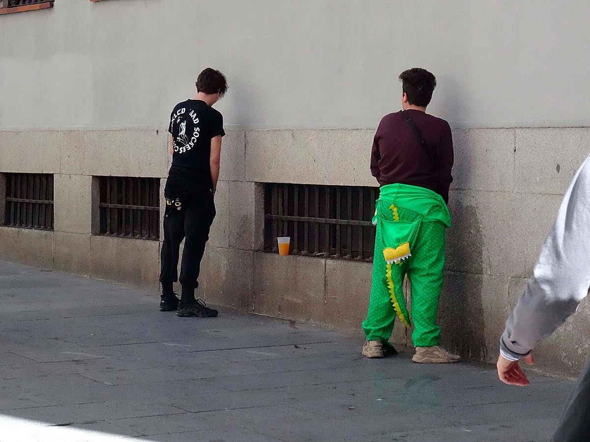 Dos estudiantes realizando sus necesidades en la calle en las pasadas fiestas de la Facultad de Economía.