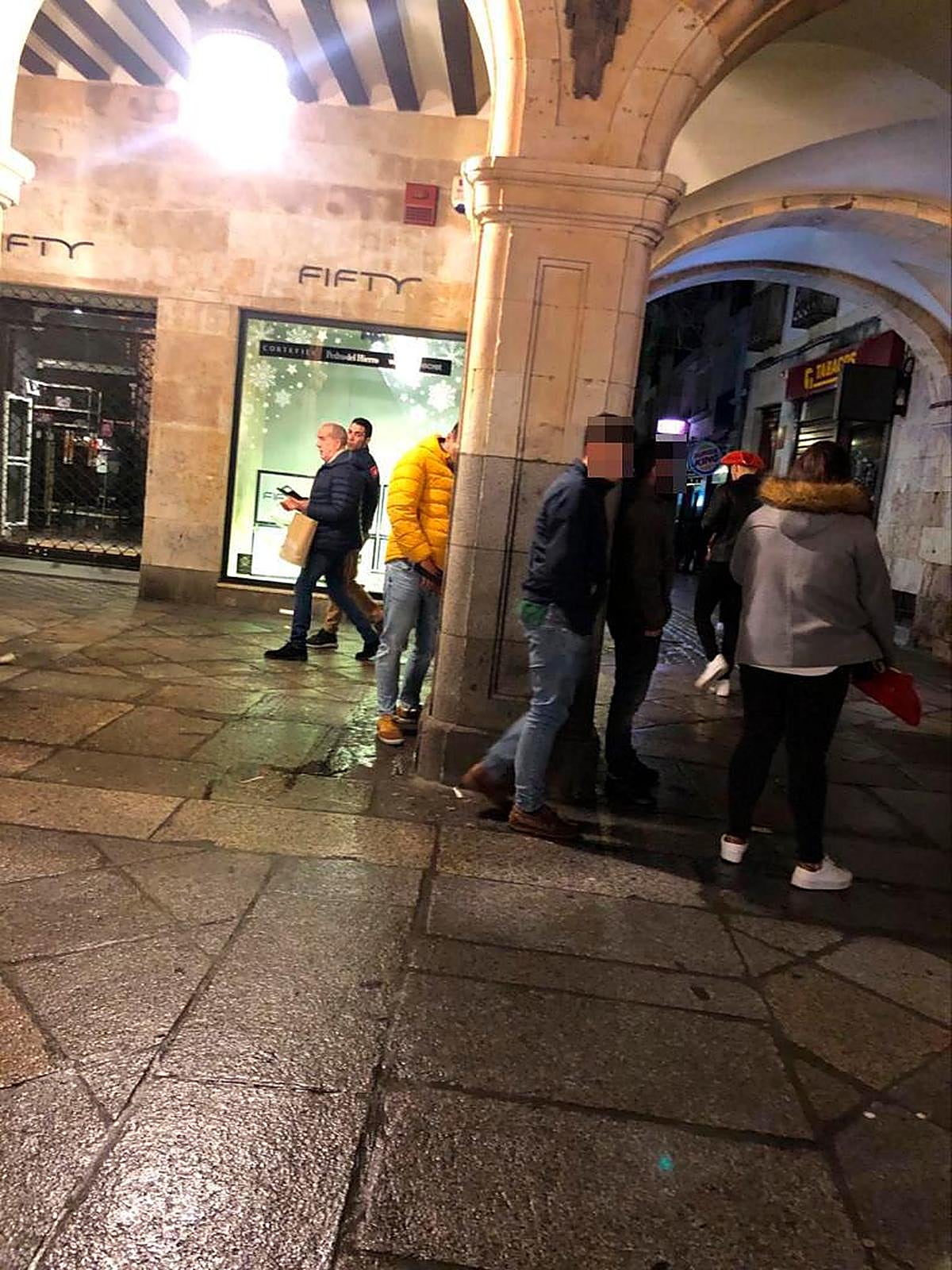Un joven miccionando en la Plaza Mayor en el último Fin de Año Universitario.