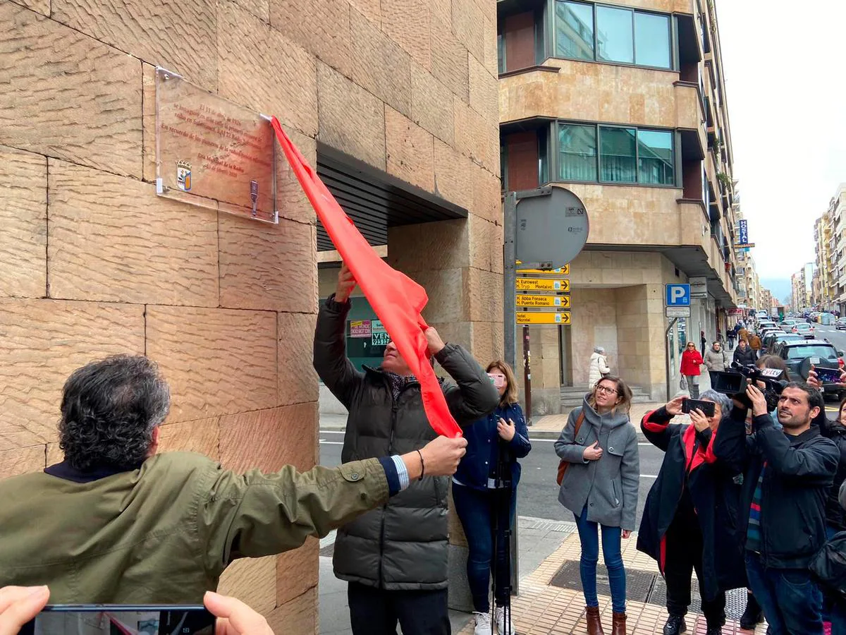 Carlos García Carbayo descubre la placa.