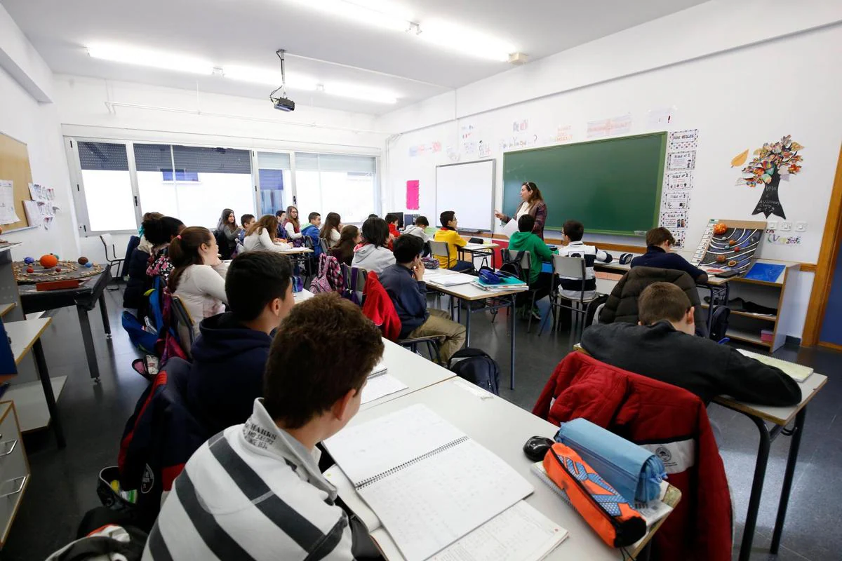 Una profesora dando clase en un instituto de la ciudad.