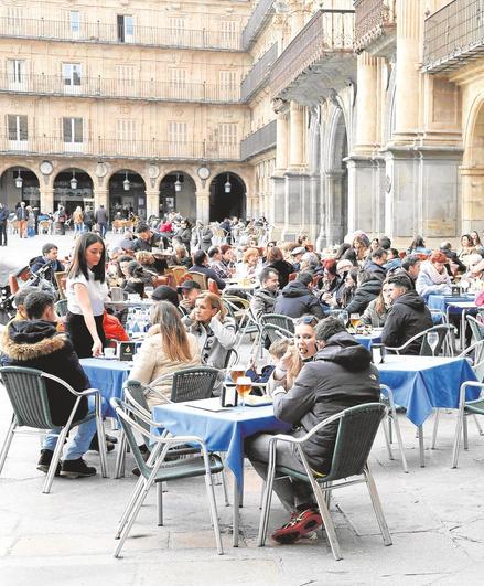 Ambiente en febrero en las terrazas de la Plaza Mayor.