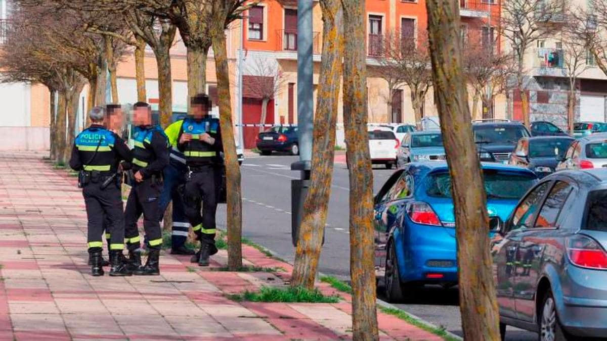 Efectivos policiales en el área del tiroteo de este sábado en Pizarrales.