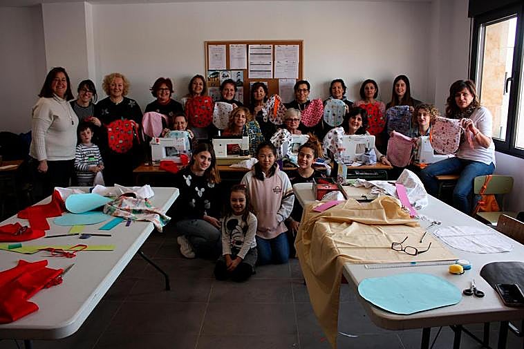 Todas las participantes en la actividad y las niñas que hicieron las postales.