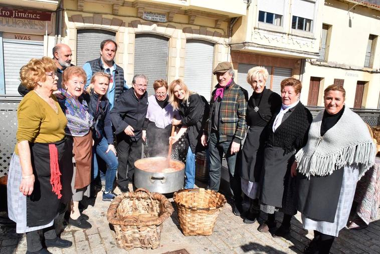 Las águedas y los organizadores de la matanza acompañaron ayer a la presentadora de  Informativos Sandra Golpe y al actor vinculado a Guijuelo, Mariano Venancio.