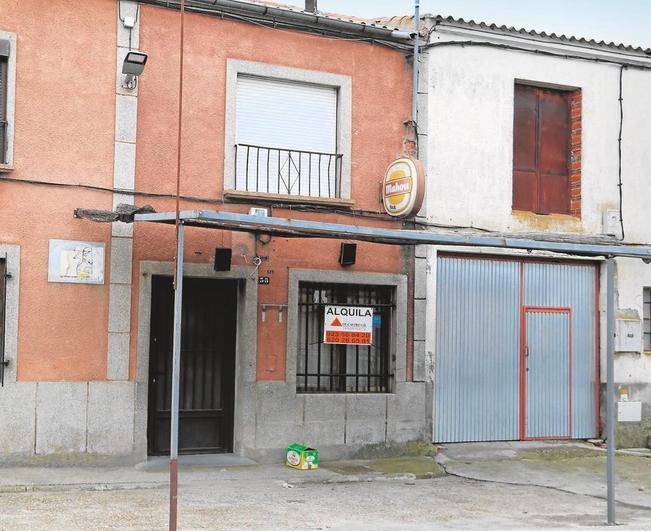 Bar cerrado en la provincia y con el cartel de alquiler del local.