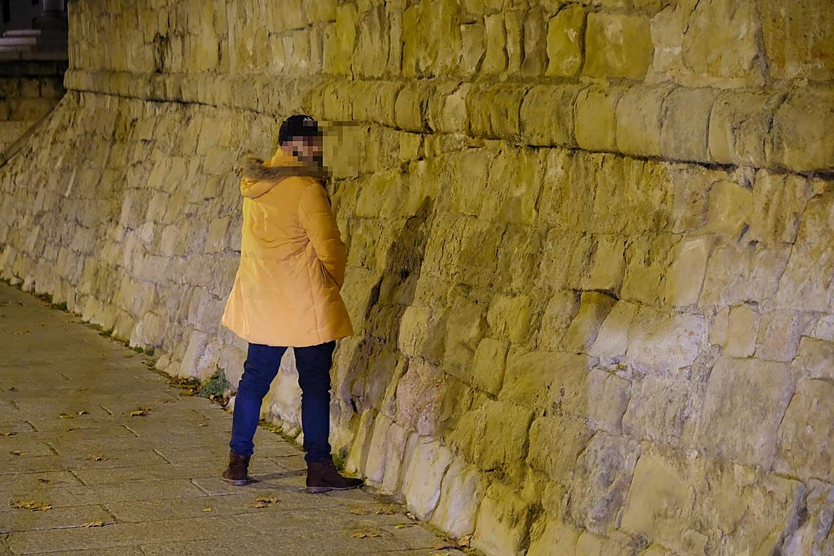 Un joven orina sobre un muro en el centro de Salamanca.
