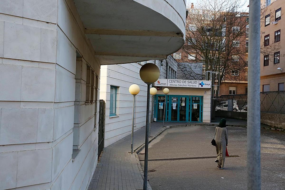 Acceso al centro de salud ‘Alfonso Sánchez Montero’.