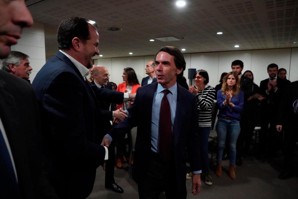 Carlos Iturgaiz junto a José María Aznar.